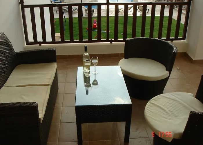 2 Bed With Huge Balcony Overlooking Pool * パラリムニ
