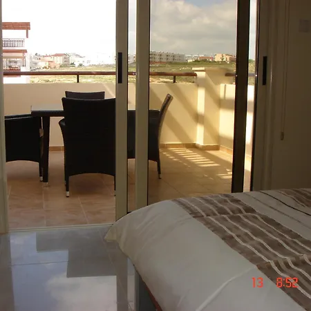 Apartment 2 Bed With Huge Balcony Overlooking Pool *